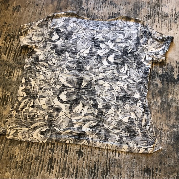Croft & Barrow PL SS floral print tee in greys - Picture 6 of 7
